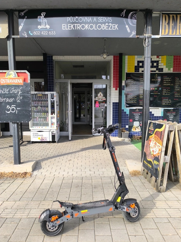 Půjčovna a servis elektrokoloběžek - pohled na provozovnu
